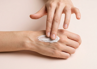 Peeling enzimatico: cos'è, come funziona e quando usarlo