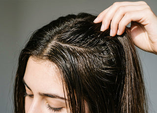 Come lavare i capelli grassi: guida completa al cuoio capelluto