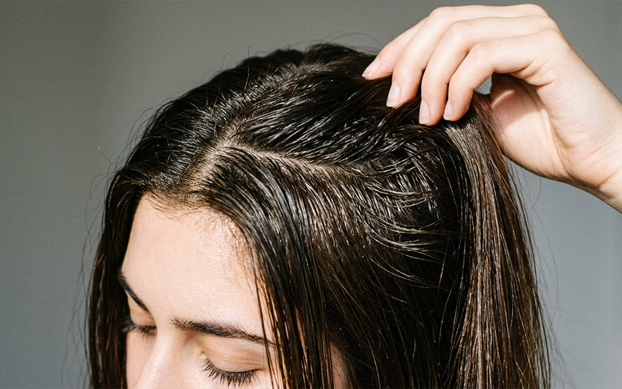Come lavare i capelli grassi: guida completa al cuoio capelluto